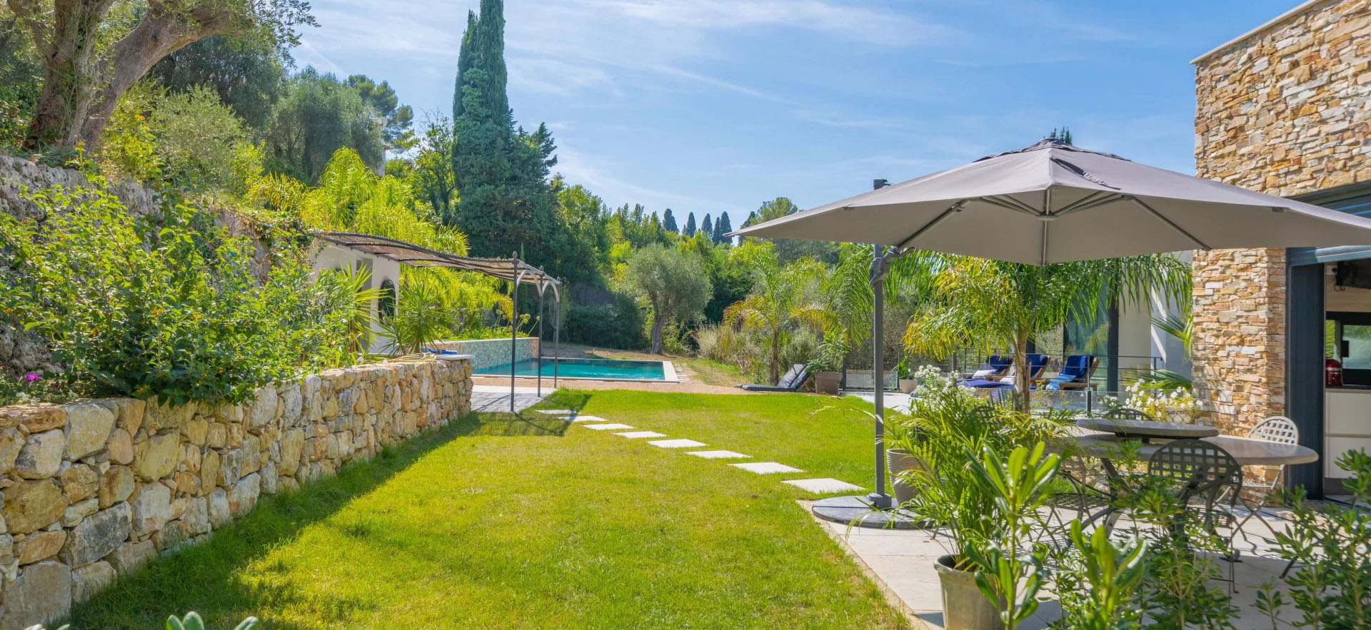 Découvrir cette propriété: Mougins - France - Maison, 7 pièces, 5 chambres - Slideshow Picture 2